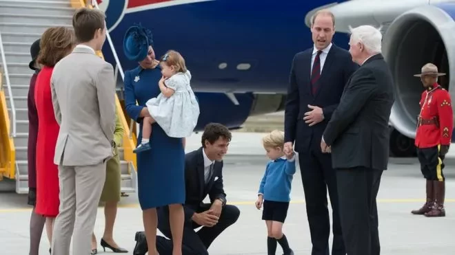 Трюдо попытался попытался поздороваться с принцем Джорджем, но тот не согласился ни «дать ему пять», ни просто пожать ему руку. Фото AFP.