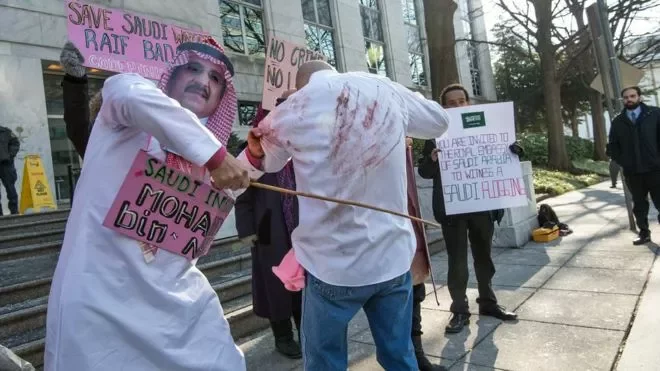 В Европе у посольств Саудовской Аравии часто проходят акции протеста против телесных наказаний. Фото AFP
