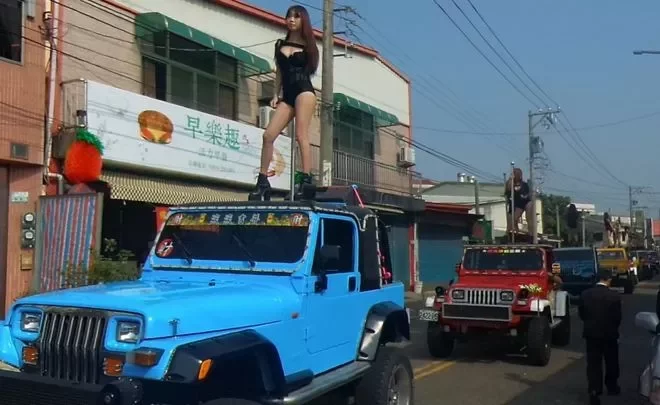 Гэтая пахавальная працэсія стала ледзь не самым маляўнічым шоу ў гісторыі невялікага гарадка Чыаі. Фота Getty