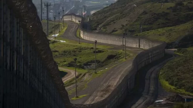 На некоторых отрезках границы между США и Мексикой уже есть ограждения. Фото Getty