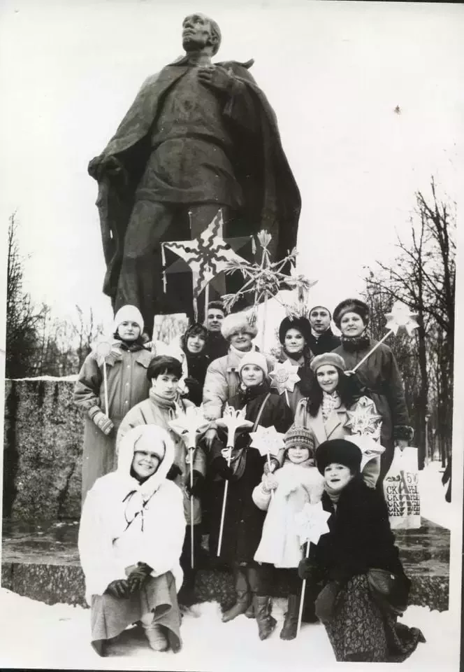 Halina Kuncevič siarod kaladoŭnikaŭ u Minsku. U 1980-ja hetyja moładzievyja inicyjatyvy byli ŭ pieršych šerahach abaroncaŭ biełaruskaj kultury.