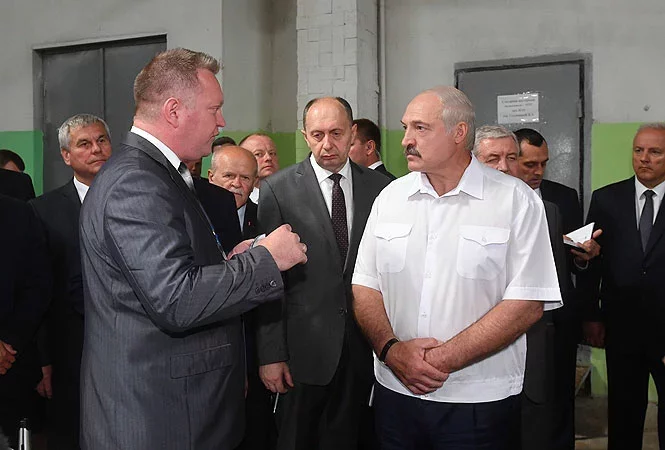 Вовк стоит слева от Лукашенко, president.gov.by