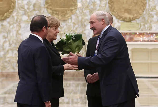 Аляксандр Лукашэнка вітае Ангелу Меркель і Франсуа Аланда ў Мінску 11 лютага 2015 года, president.gov.by