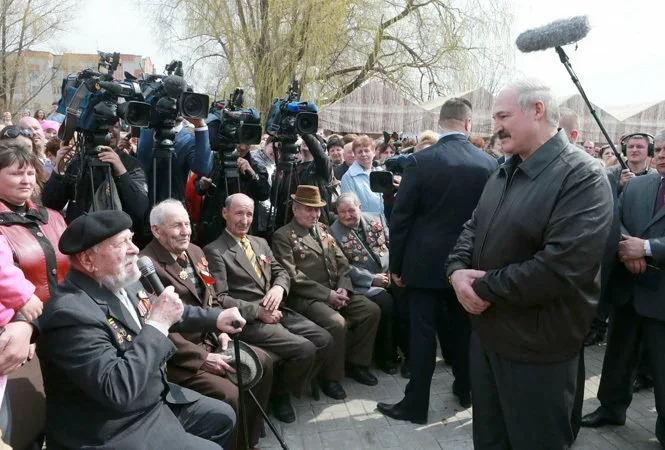 Фелікс Шкірманкоў (на фота з мікрафонам) звяртаецца да Аляксандра Лукашэнкі. Слаўгарад, 2015 год. Фота president.gov.by.