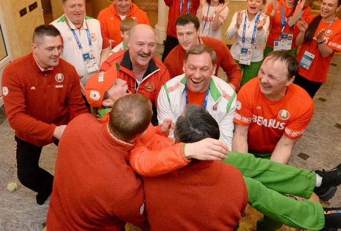 Лукашенко на Олимпиаде в Сочи в 2014-м поздравляет Дарью Домрачеву с очередным золотом. Фото president.gov.by