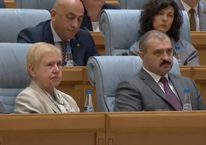 Віктар Лукашэнка (справа) і Лідзія Ярмошына на сустрэчы «актыву» з Аляксандрам Лукашэнкам. Скрыншот з відэа.