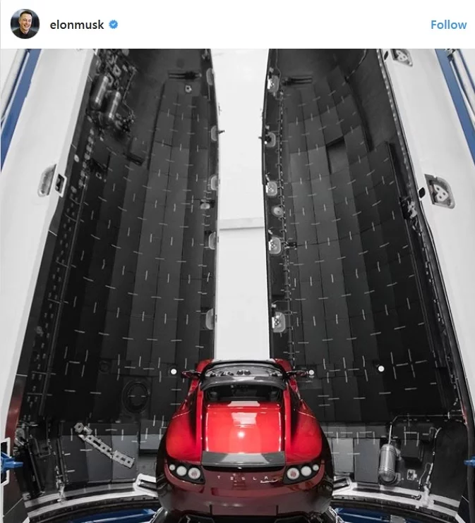 Tesla Roadster около корпуса ракеты.