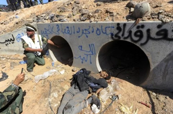 Кадафі трапіў у рукі рэвалюцыянераў каля вялікіх бетонных трубаў.