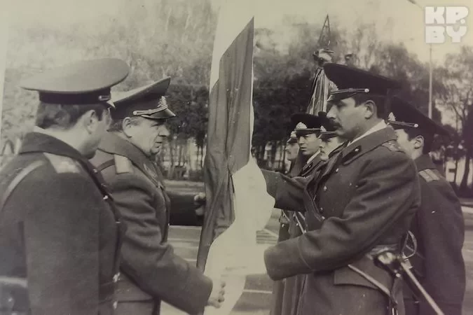 19 vieraśnia 1991 Viarchoŭny Saviet Biełarusi pryniaŭ zakon ab dziaržaŭnym ściahu, zaćvierdziŭšy bieł-čyrvona-bieły ściah. Hienierał Piotr Čavus uručaje ściah 11-j hvardziejskaj motastrałkovaj bryhadzie. Fota: asabisty archiŭ.