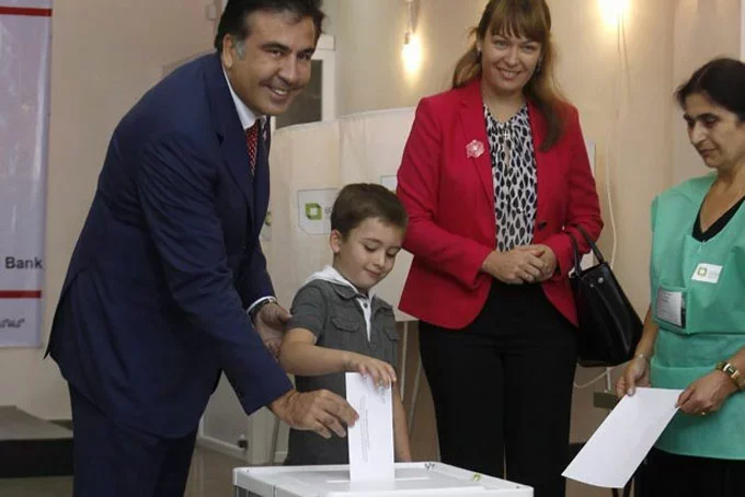 Саакашвили пришел на избирательный участок с женой и сыном.