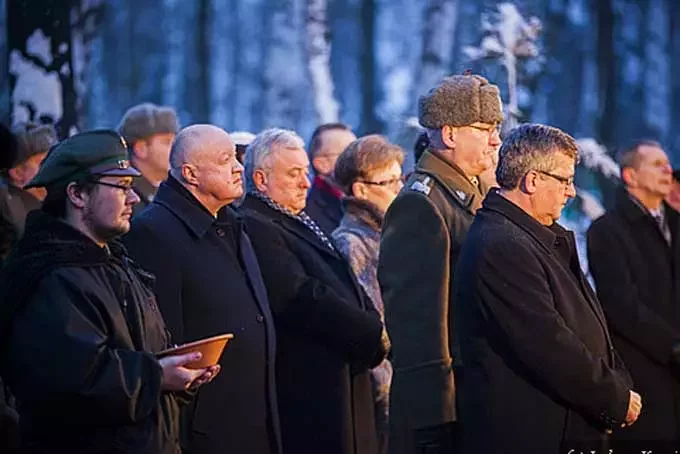 На церемонии в Варшаве присутствовали послы Беларуси, Украины, Литвы и Латвии. Посол Гайсенок стоит за президентом Коморовским (второй справа). Фото prezydent.pl.