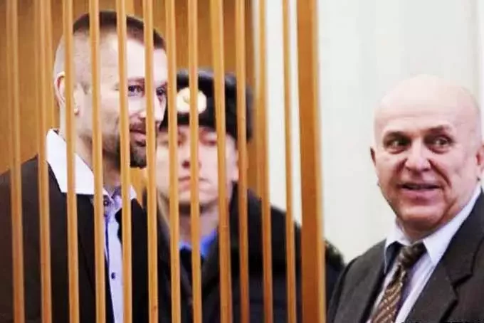 Обвиняемый Андрей Забабура находится в клетке на скамье подсудимых. Фото радио «Свабода».