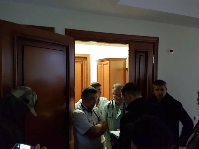 Прокуроры зачитывают текст подозрения Насирова около палаты, фото Радио Свобода
