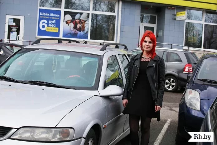 С флагом в машине Илона Пищинская ездила с 25 марта по 10 апреля. Фото Анастасии Уткиной.