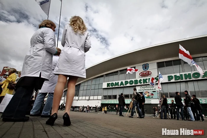 Дзяўчаты ў белых халатах агітавалі за галоўурача 34-й паліклінікі.