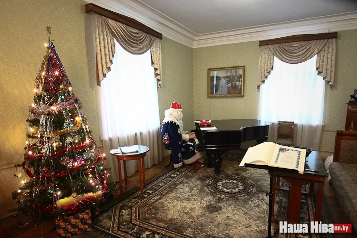 Дед Мороз игрой на рояле открыл торжественную часть.