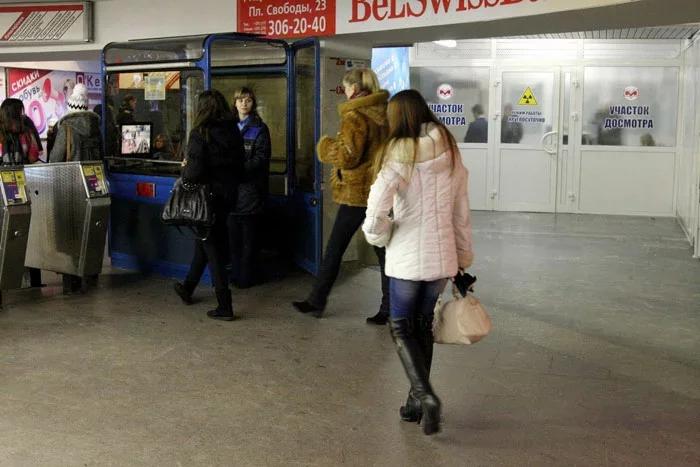 На станцыі «Кастрычніцкай» пункт надгляду дзейнічае з 1 сакавіка 2012.