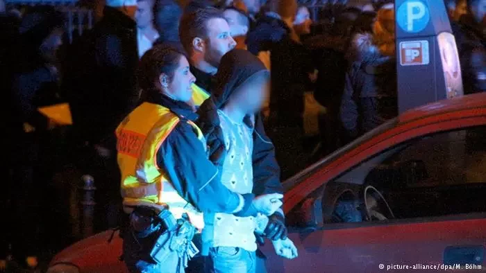 На фото — полиция во время задержаний в новогоднюю ночь в Кёльне.