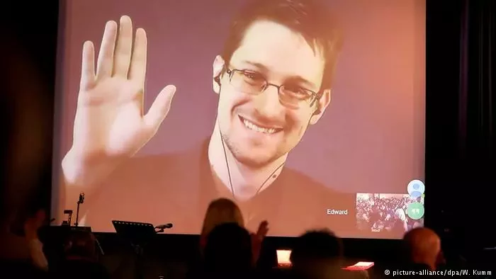 Эдвард Сноуден сейчас живет в России. В сентябре 2016 года в интервью The Guardian по видеосвязи он попросил Барака Обаму о помиловании.