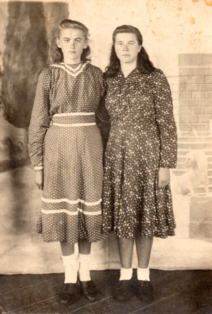 Яўгенія (справа) з сяброўкай, 1950 год. На абароце дзяўчына падпісала, што гэта яе першае фота.