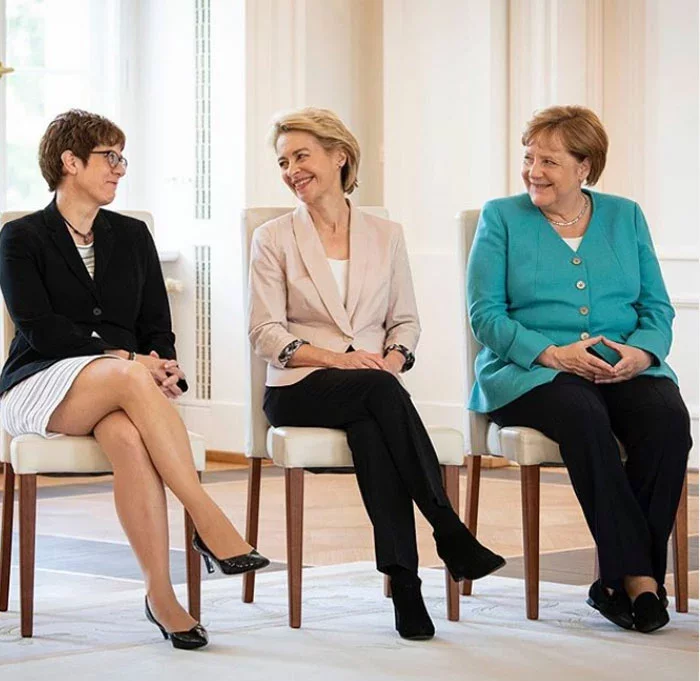 На фота з Меркель новы міністр абароны, лідар ХДС Анегрэт Крамп-Карэнбаўэр, былая міністарка абароны, а цяпер старшыня Еўракамісіі Урсула ван дэр Ляен, фота з інстаграма Ангелы Меркель 