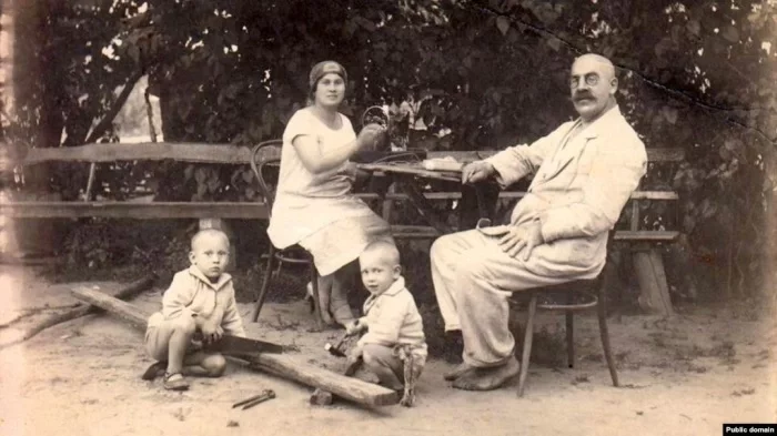 Александр Власов с семьей в Миговке