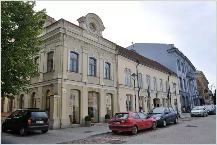 Дом па Вялікай вуліцы, 14 (злева) у Вільні. Фота: Wikimapia