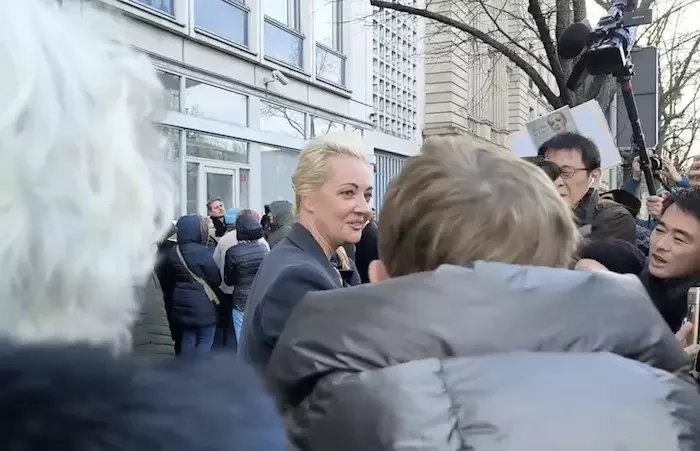 Julija Navalnaja na vybarčym učastku ŭ Bierlinie. Skryn videa «Mieduzy»