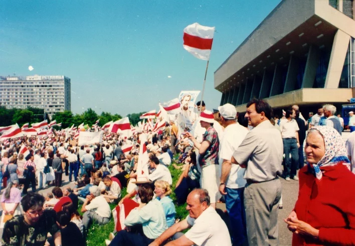 Minsk, śviatkavańnie Dnia niezaležnaści 27 lipienia z udziełam dziasiatkaŭ tysiač ludziej. 1996 hod. Fota z archiva «Našaj Nivy»