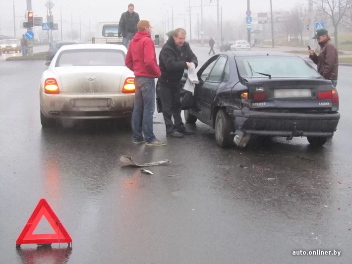  Bentley і Renault Laguna сутыкнуліся  23 лістапада 2011 на вуліцы Прытыцкага ў Мінску. Фота Auto.onliner.by