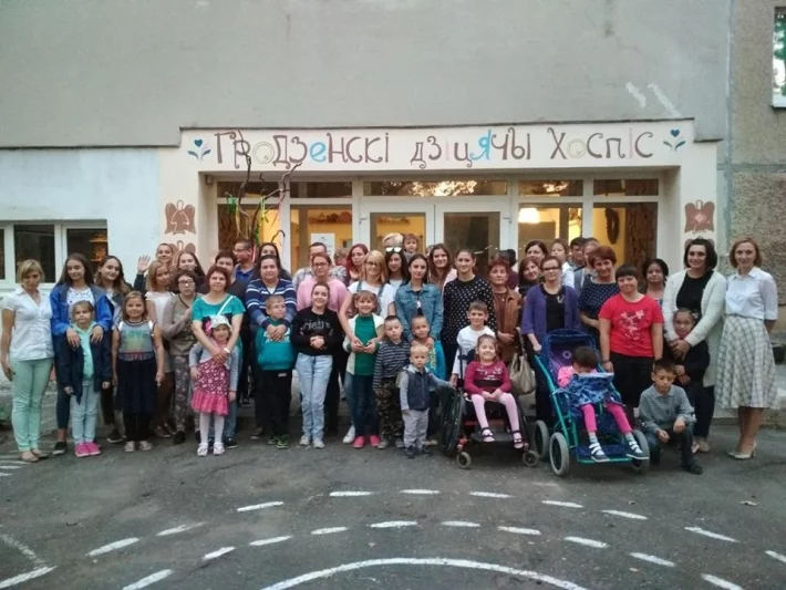 Волонтеры, сотрудники и семьи, которые находятся на попечении Гродненского детского хосписа
