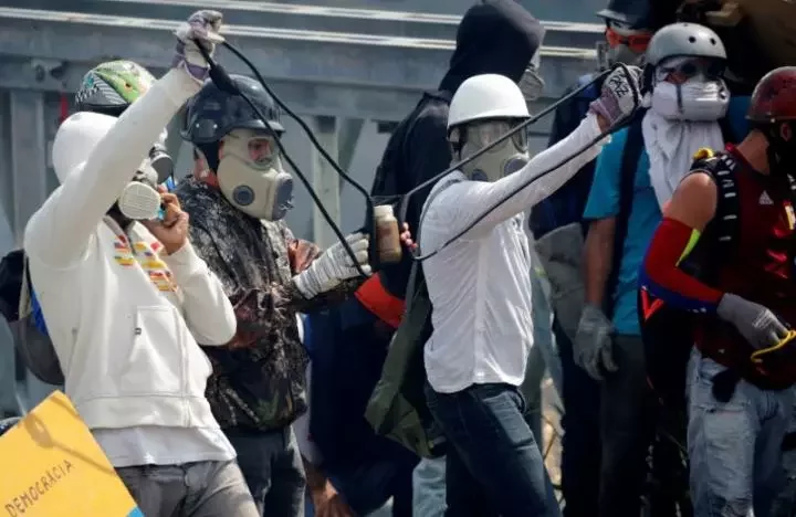 Молодежь в Каракасе сопротивляется полиции. Фото Рейтер.
