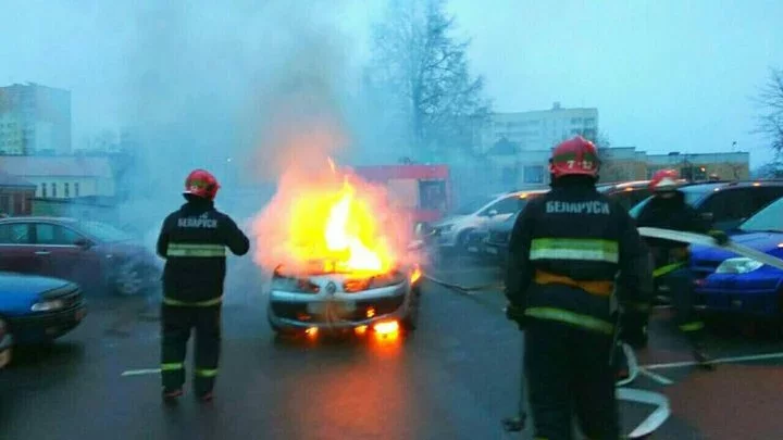Пожар произошел в моторном отсеке Renault Megane. Здесь и далее фото МЧС.