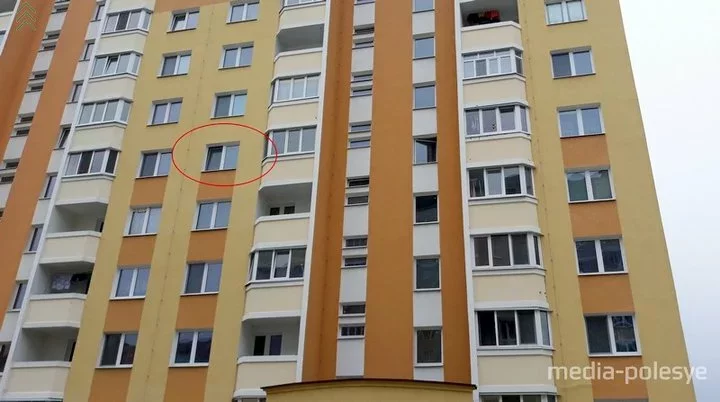 Преступление было совершено в квартире на 5-м этаже в доме по ул. Гагарина в Лунинце. Фото: «Медиа-Полесье»