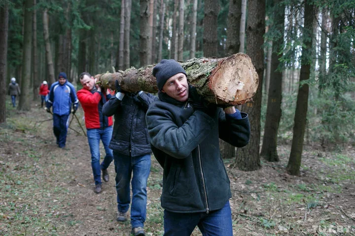 Міхаіл Орда на суботніку ў Курапатах. Фота tut.by.