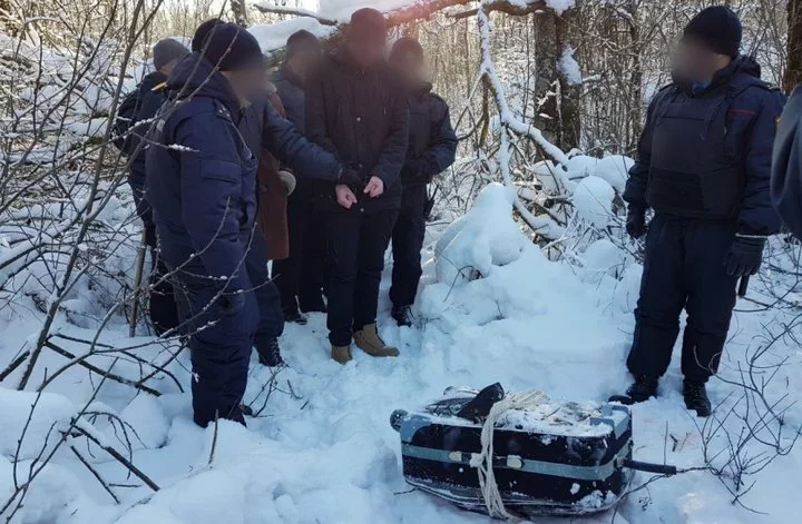 Абвінавачаны паказвае месца ў лесе, дзе схаваў цела маці. Фота: СК