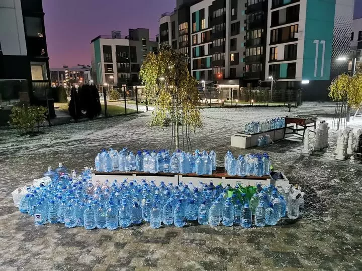 Минчане за три дня привезли в Новую Боровую сотни, если не тысячи бутылок с водой
