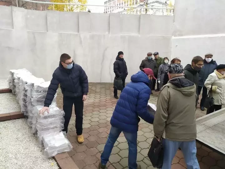 Волонтеры разгружают привезенный из Москвы тираж газеты. Фото предоставлено сотрудниками «Народной воли»