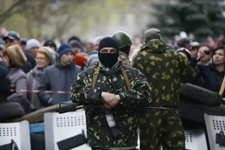 Вооруженные до зубов российские коммандос и поддержавшие их жители Славянска. Фото Рейтер.