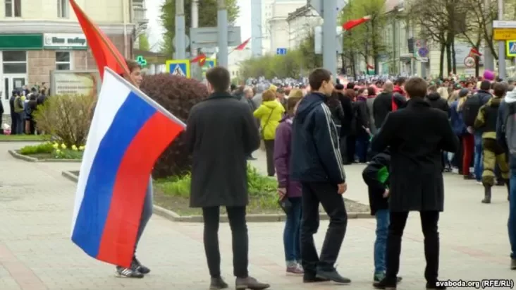 Маладыя людзі прыйшлі з расейскімі трыкалёрамі