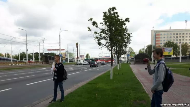 Віцебскія школьнікі з плякатам «Пасыгналь, калі супраць Лукашэнкі»