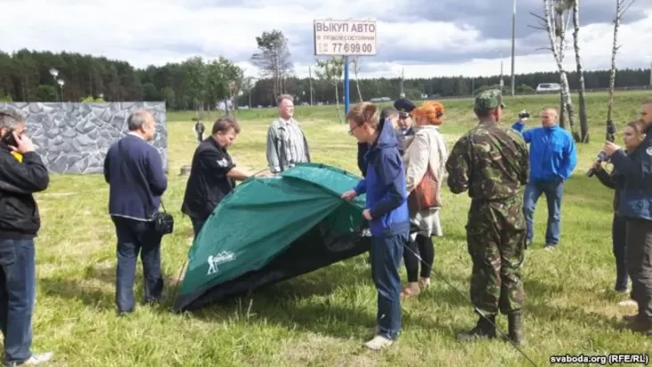 Першы намёт каля брамы рэстарацыі