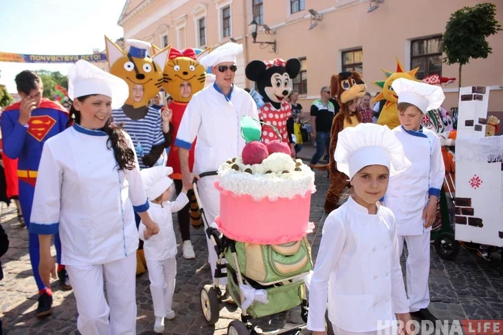 З самалётамі і танкамі: у Гродне прайшоў парад дзіцячых калясак