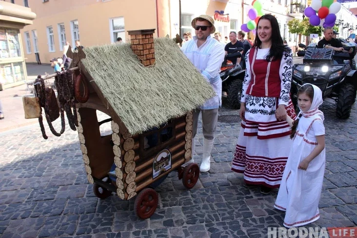 З самалётамі і танкамі: у Гродне прайшоў парад дзіцячых калясак