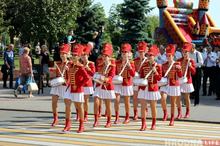 З самалётамі і танкамі: у Гродне прайшоў парад дзіцячых калясак