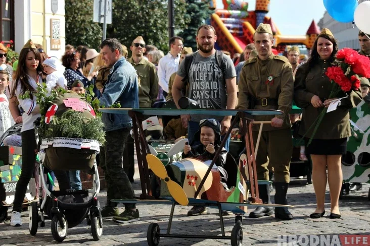 З самалётамі і танкамі: у Гродне прайшоў парад дзіцячых калясак