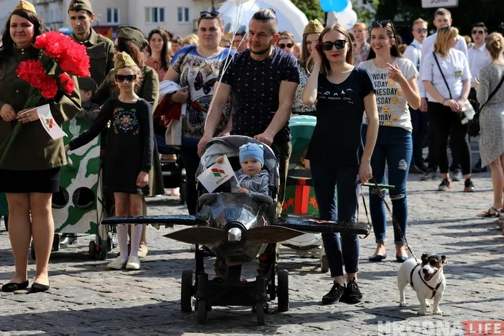 З самалётамі і танкамі: у Гродне прайшоў парад дзіцячых калясак