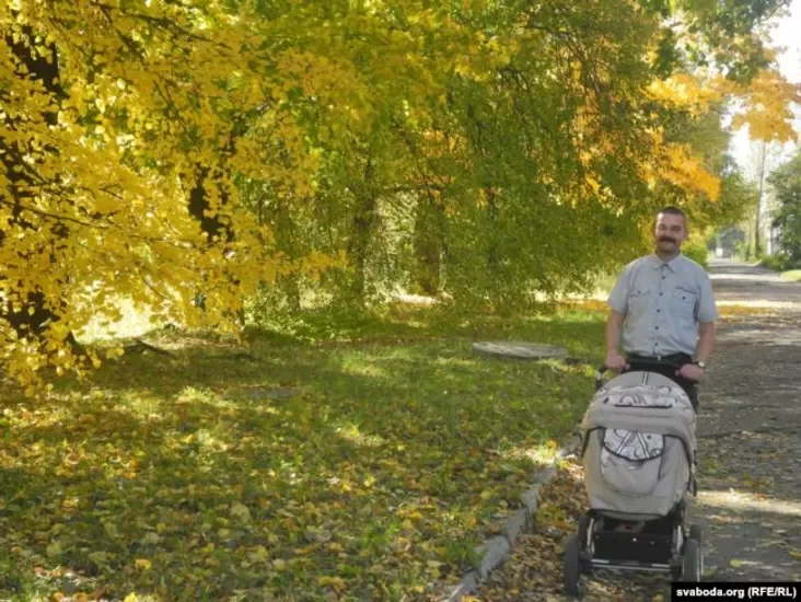 Michaił Samborski ŭ Babrujsku z dačkoj, jakaja naradziłasia ŭ Biełarusi