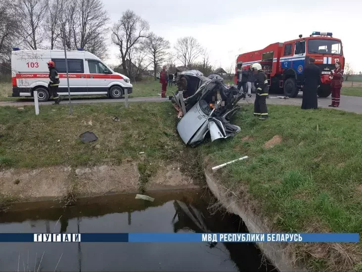 Виновницу дтп пускают по рукам три парня в гараже