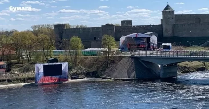 В Ивангороде поставили большой экран и сцену. Фото: «Бумага»